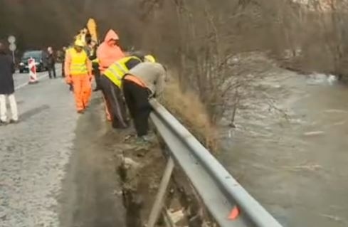 Затвориха в двете посоки пътя Банско - Гоце Делчев заради подкопана подпорна стена